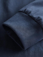 产品画像
アメカジ ヘンリーネックTシャツの全体画像。ヴィンテージ感のあるデザインとアメリカンピマコットンの質感が強調されています。
詳細画像
ヘンリーネックTシャツのディテール画像。三本針リブの襟元や、成衣洗い加工された生地の質感をクローズアップで紹介。