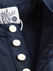 产品画像
アメカジ ヘンリーネックTシャツの全体画像。ヴィンテージ感のあるデザインとアメリカンピマコットンの質感が強調されています。
詳細画像
ヘンリーネックTシャツのディテール画像。三本針リブの襟元や、成衣洗い加工された生地の質感をクローズアップで紹介。