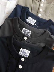 产品画像
アメカジ ヘンリーネックTシャツの全体画像。ヴィンテージ感のあるデザインとアメリカンピマコットンの質感が強調されています。
詳細画像
ヘンリーネックTシャツのディテール画像。三本針リブの襟元や、成衣洗い加工された生地の質感をクローズアップで紹介。