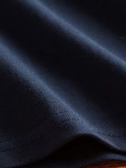 产品画像
アメカジ ヘンリーネックTシャツの全体画像。ヴィンテージ感のあるデザインとアメリカンピマコットンの質感が強調されています。
詳細画像
ヘンリーネックTシャツのディテール画像。三本針リブの襟元や、成衣洗い加工された生地の質感をクローズアップで紹介。