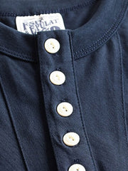 产品画像
アメカジ ヘンリーネックTシャツの全体画像。ヴィンテージ感のあるデザインとアメリカンピマコットンの質感が強調されています。
詳細画像
ヘンリーネックTシャツのディテール画像。三本針リブの襟元や、成衣洗い加工された生地の質感をクローズアップで紹介。