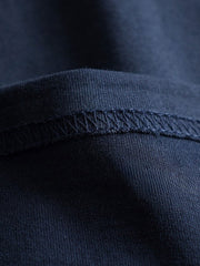 产品画像
アメカジ ヘンリーネックTシャツの全体画像。ヴィンテージ感のあるデザインとアメリカンピマコットンの質感が強調されています。
詳細画像
ヘンリーネックTシャツのディテール画像。三本針リブの襟元や、成衣洗い加工された生地の質感をクローズアップで紹介。