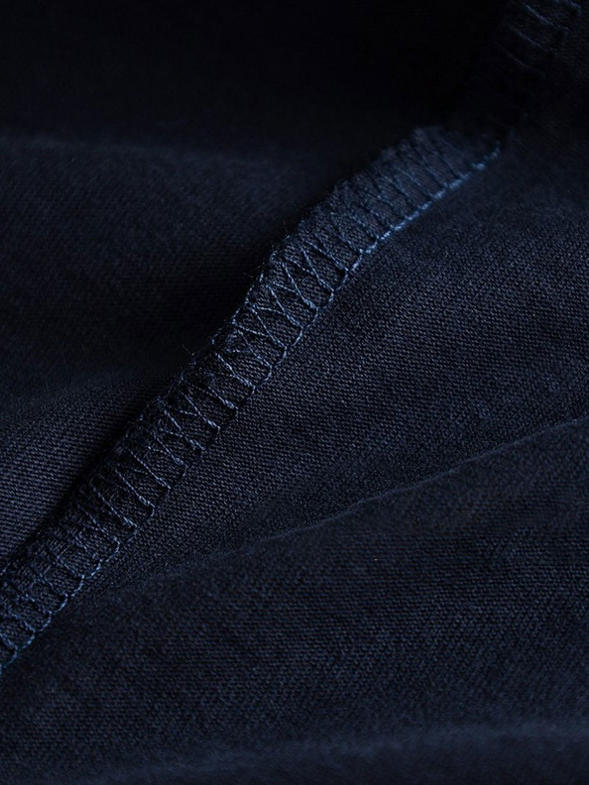 产品画像
アメカジ ヘンリーネックTシャツの全体画像。ヴィンテージ感のあるデザインとアメリカンピマコットンの質感が強調されています。
詳細画像
ヘンリーネックTシャツのディテール画像。三本針リブの襟元や、成衣洗い加工された生地の質感をクローズアップで紹介。