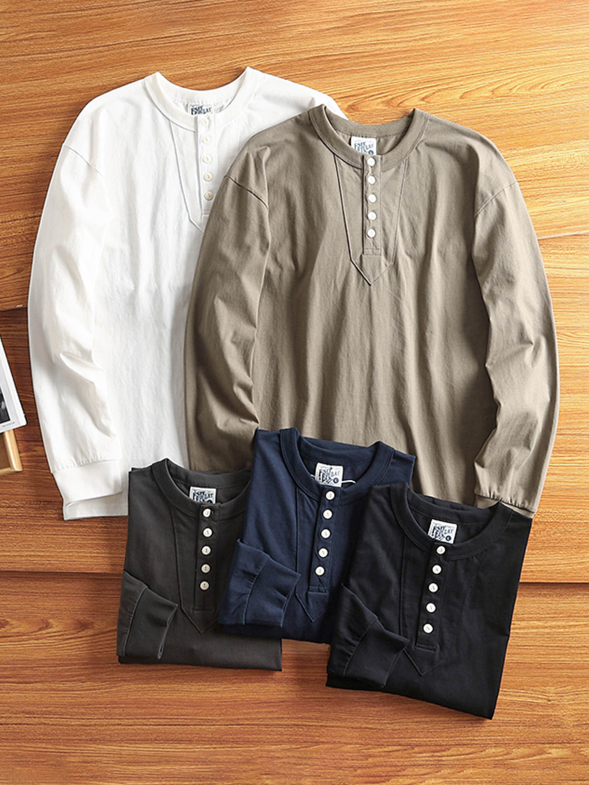 产品画像
アメカジ ヘンリーネックTシャツの全体画像。ヴィンテージ感のあるデザインとアメリカンピマコットンの質感が強調されています。
詳細画像
ヘンリーネックTシャツのディテール画像。三本針リブの襟元や、成衣洗い加工された生地の質感をクローズアップで紹介。