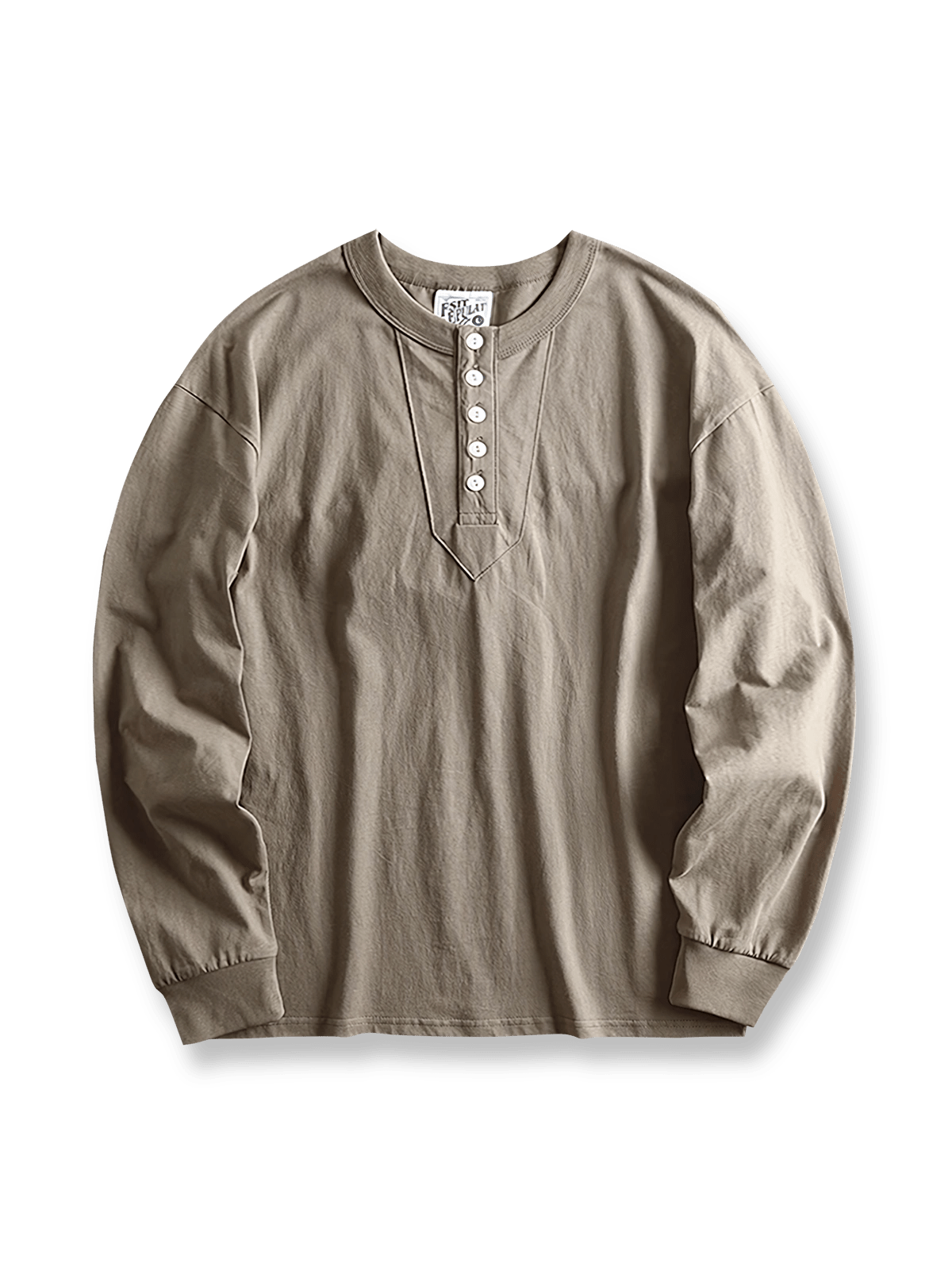 产品画像
アメカジ ヘンリーネックTシャツの全体画像。ヴィンテージ感のあるデザインとアメリカンピマコットンの質感が強調されています。
詳細画像
ヘンリーネックTシャツのディテール画像。三本針リブの襟元や、成衣洗い加工された生地の質感をクローズアップで紹介。