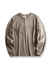 产品画像
アメカジ ヘンリーネックTシャツの全体画像。ヴィンテージ感のあるデザインとアメリカンピマコットンの質感が強調されています。
詳細画像
ヘンリーネックTシャツのディテール画像。三本針リブの襟元や、成衣洗い加工された生地の質感をクローズアップで紹介。