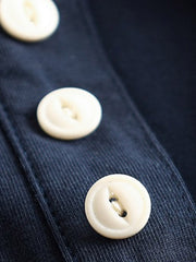 产品画像
アメカジ ヘンリーネックTシャツの全体画像。ヴィンテージ感のあるデザインとアメリカンピマコットンの質感が強調されています。
詳細画像
ヘンリーネックTシャツのディテール画像。三本針リブの襟元や、成衣洗い加工された生地の質感をクローズアップで紹介。