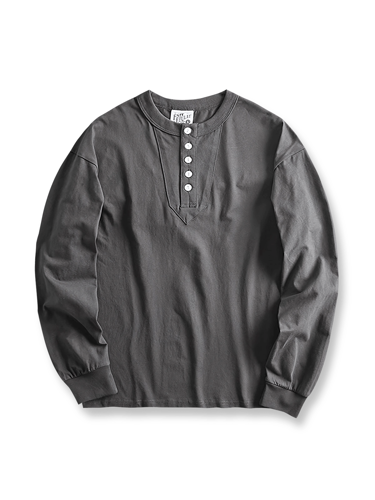 产品画像
アメカジ ヘンリーネックTシャツの全体画像。ヴィンテージ感のあるデザインとアメリカンピマコットンの質感が強調されています。
詳細画像
ヘンリーネックTシャツのディテール画像。三本針リブの襟元や、成衣洗い加工された生地の質感をクローズアップで紹介。