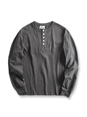 产品画像
アメカジ ヘンリーネックTシャツの全体画像。ヴィンテージ感のあるデザインとアメリカンピマコットンの質感が強調されています。
詳細画像
ヘンリーネックTシャツのディテール画像。三本針リブの襟元や、成衣洗い加工された生地の質感をクローズアップで紹介。