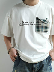 モデルが260グラムのゆったりシルクスクリーンプリントクルーネックTシャツを着用している画像