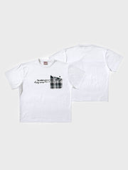 Tシャツのポケットとプリントのディテールクローズアップ
