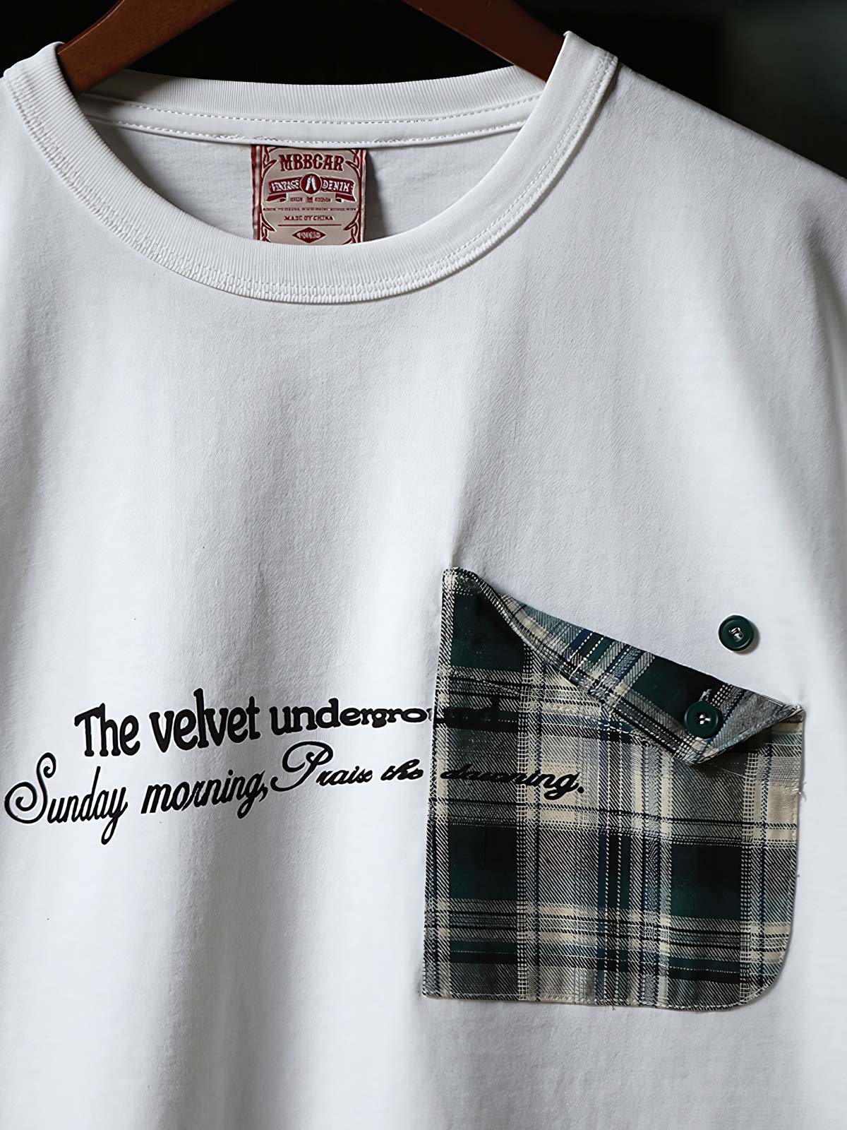 Tシャツのポケットとプリントのディテールクローズアップ