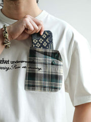 モデルが260グラムのゆったりシルクスクリーンプリントクルーネックTシャツを着用している画像