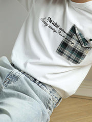 モデルが260グラムのゆったりシルクスクリーンプリントクルーネックTシャツを着用している画像