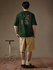 モデル画像: シーサイドホリデープリントTシャツを着用したモデルのコーディネート例