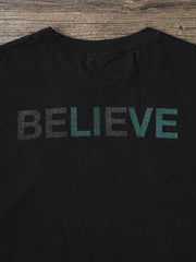 製品画像: ガリレオプリントクルーネックTシャツの全体画像。Tシャツの全体的なシルエットとデザインが強調されています。
詳細画像: ガリレオのイラストプリントのディテール画像。プリントのひび割れ加工の細部が際立っています。