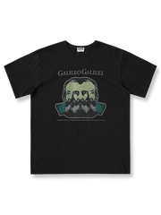 製品画像: ガリレオプリントクルーネックTシャツの全体画像。Tシャツの全体的なシルエットとデザインが強調されています。
詳細画像: ガリレオのイラストプリントのディテール画像。プリントのひび割れ加工の細部が際立っています。