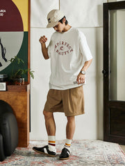 ディスカバリーの目」テーマの純綿Tシャツを着用したモデルが、カジュアルなスタイルで着用する様子を披露しています。