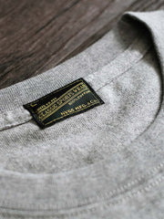 Tシャツのシルクスクリーンプリントの細部と無縫製の筒編み技法のディテール。