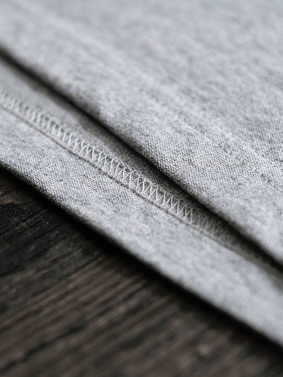 Tシャツのシルクスクリーンプリントの細部と無縫製の筒編み技法のディテール。