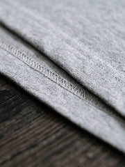 Tシャツのシルクスクリーンプリントの細部と無縫製の筒編み技法のディテール。