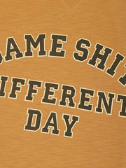 スウェットスタイルビンテージプリント半袖Tシャツのディテール、アメリカンフォントのプリントを含む