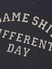 スウェットスタイルビンテージプリント半袖Tシャツのディテール、アメリカンフォントのプリントを含む