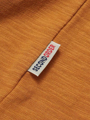 : Tシャツの襟、袖口、プリントの詳細画像