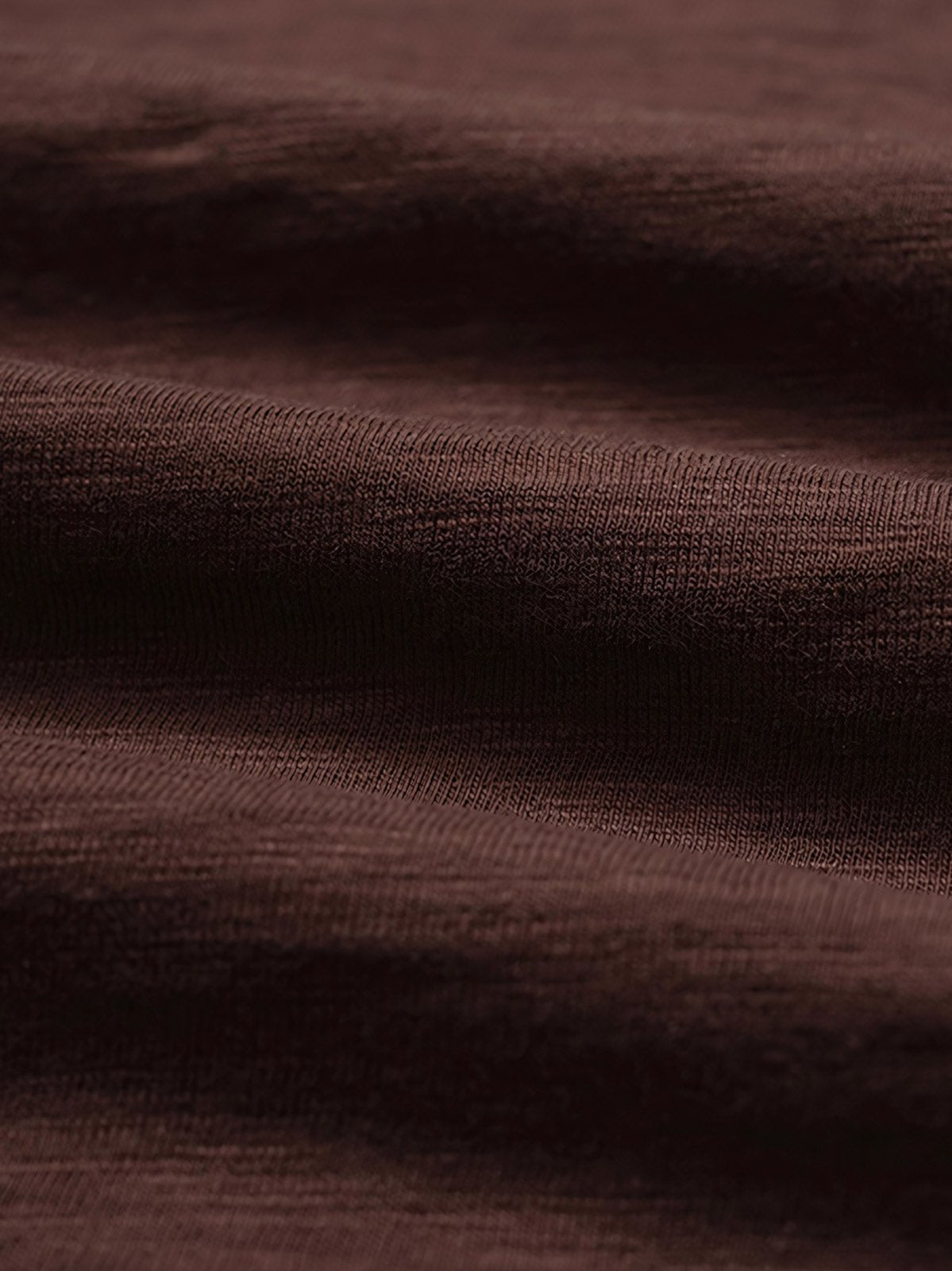 : Tシャツの襟、袖口、プリントの詳細画像