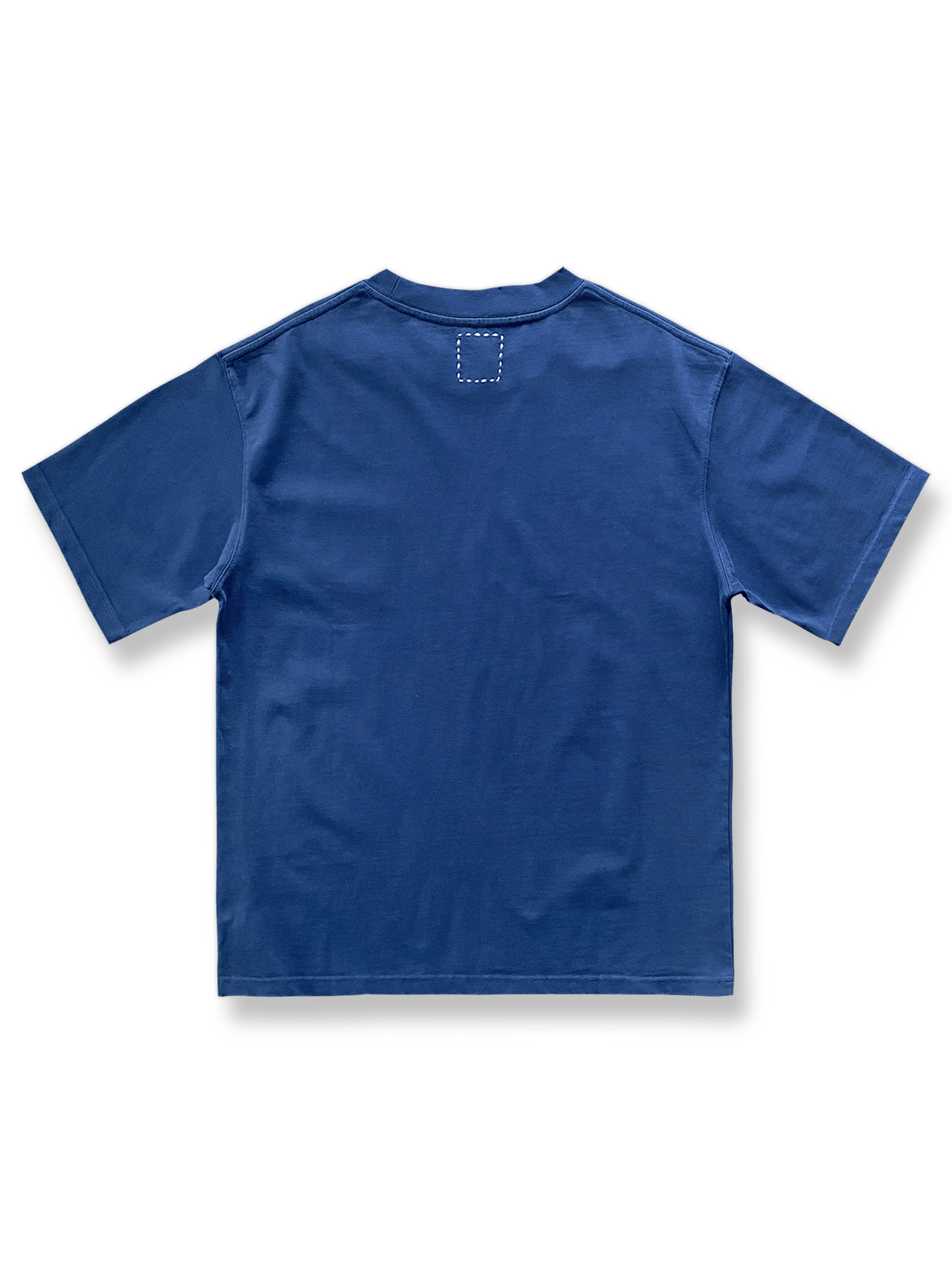 製品画像: 320gのヘビーウェイトコットンウォッシュポケット付きショートスリーブTシャツの全体像
詳細画像: 胸元のポケットとウォッシュ加工によるディテールを強調したショット