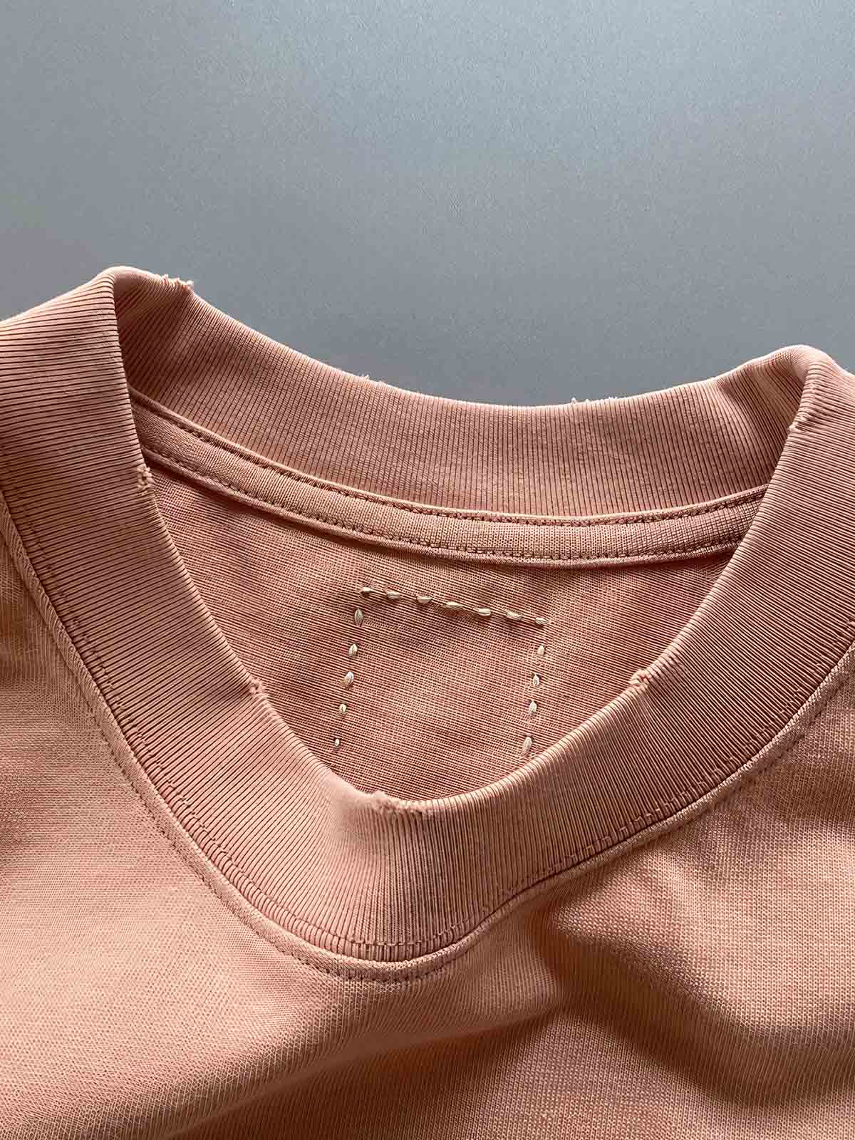 製品画像: 320gのヘビーウェイトコットンウォッシュポケット付きショートスリーブTシャツの全体像
詳細画像: 胸元のポケットとウォッシュ加工によるディテールを強調したショット