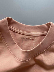 製品画像: 320gのヘビーウェイトコットンウォッシュポケット付きショートスリーブTシャツの全体像
詳細画像: 胸元のポケットとウォッシュ加工によるディテールを強調したショット