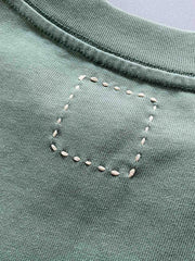 製品画像: 320gのヘビーウェイトコットンウォッシュポケット付きショートスリーブTシャツの全体像
詳細画像: 胸元のポケットとウォッシュ加工によるディテールを強調したショット