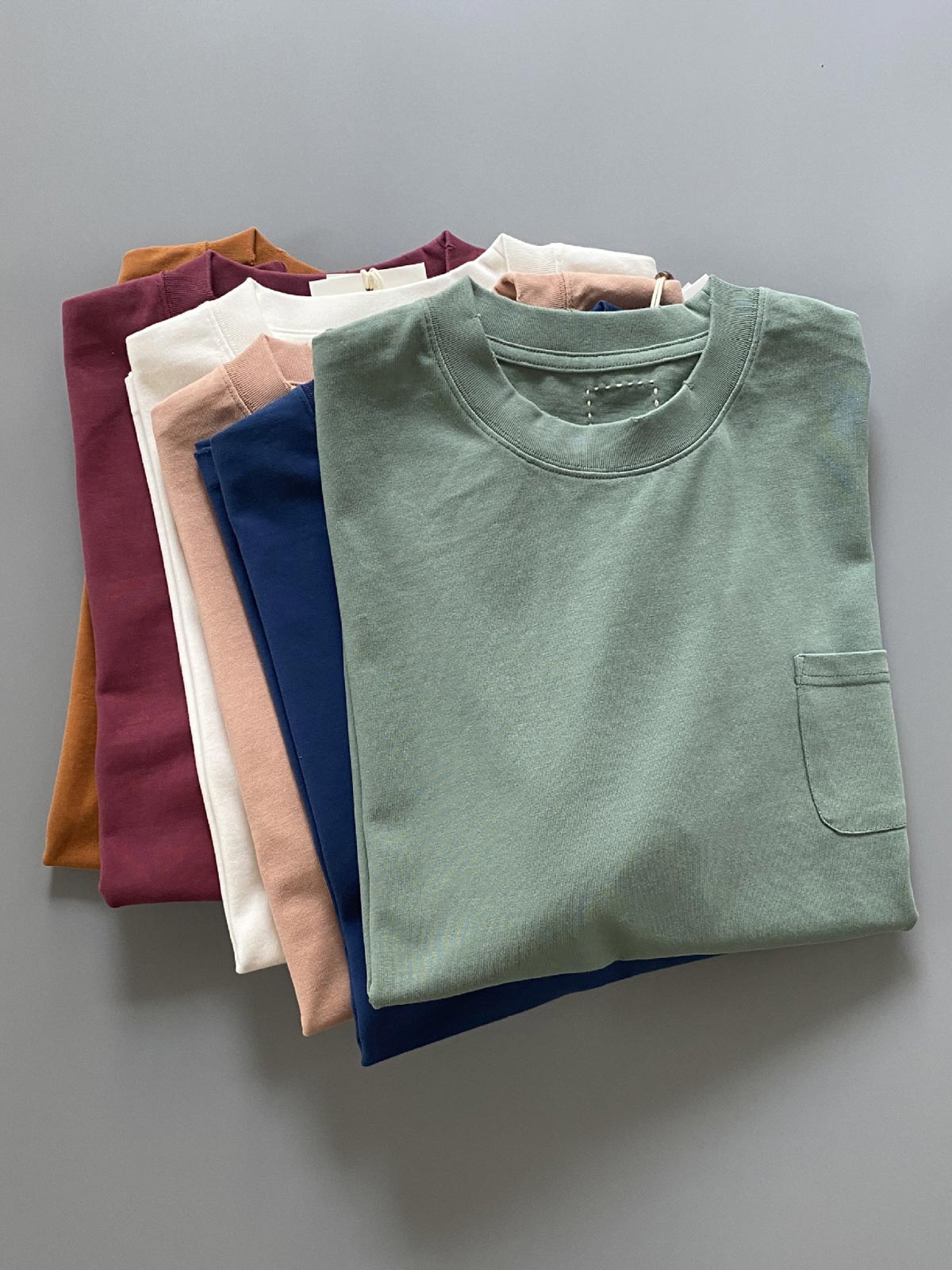 製品画像: 320gのヘビーウェイトコットンウォッシュポケット付きショートスリーブTシャツの全体像