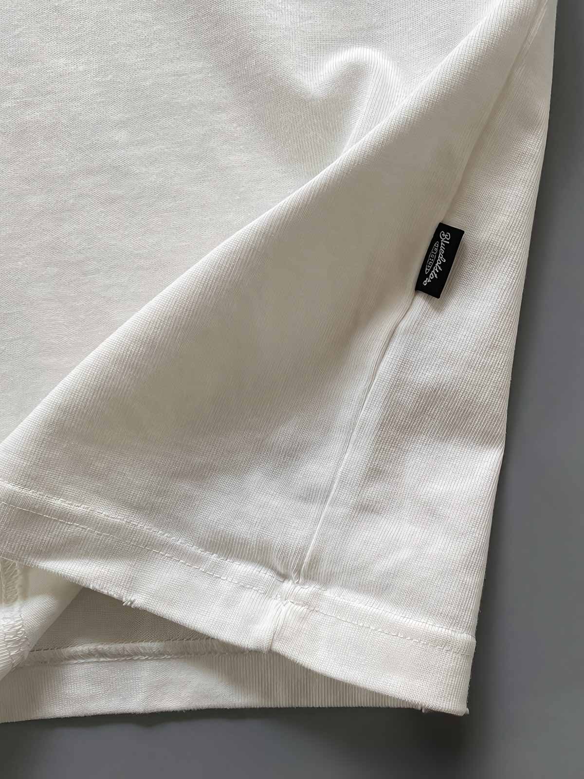 製品画像: 320gのヘビーウェイトコットンウォッシュポケット付きショートスリーブTシャツの全体像
詳細画像: 胸元のポケットとウォッシュ加工によるディテールを強調したショット