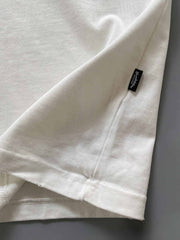 製品画像: 320gのヘビーウェイトコットンウォッシュポケット付きショートスリーブTシャツの全体像
詳細画像: 胸元のポケットとウォッシュ加工によるディテールを強調したショット