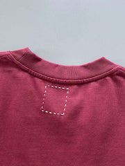 製品画像: 320gのヘビーウェイトコットンウォッシュポケット付きショートスリーブTシャツの全体像
詳細画像: 胸元のポケットとウォッシュ加工によるディテールを強調したショット