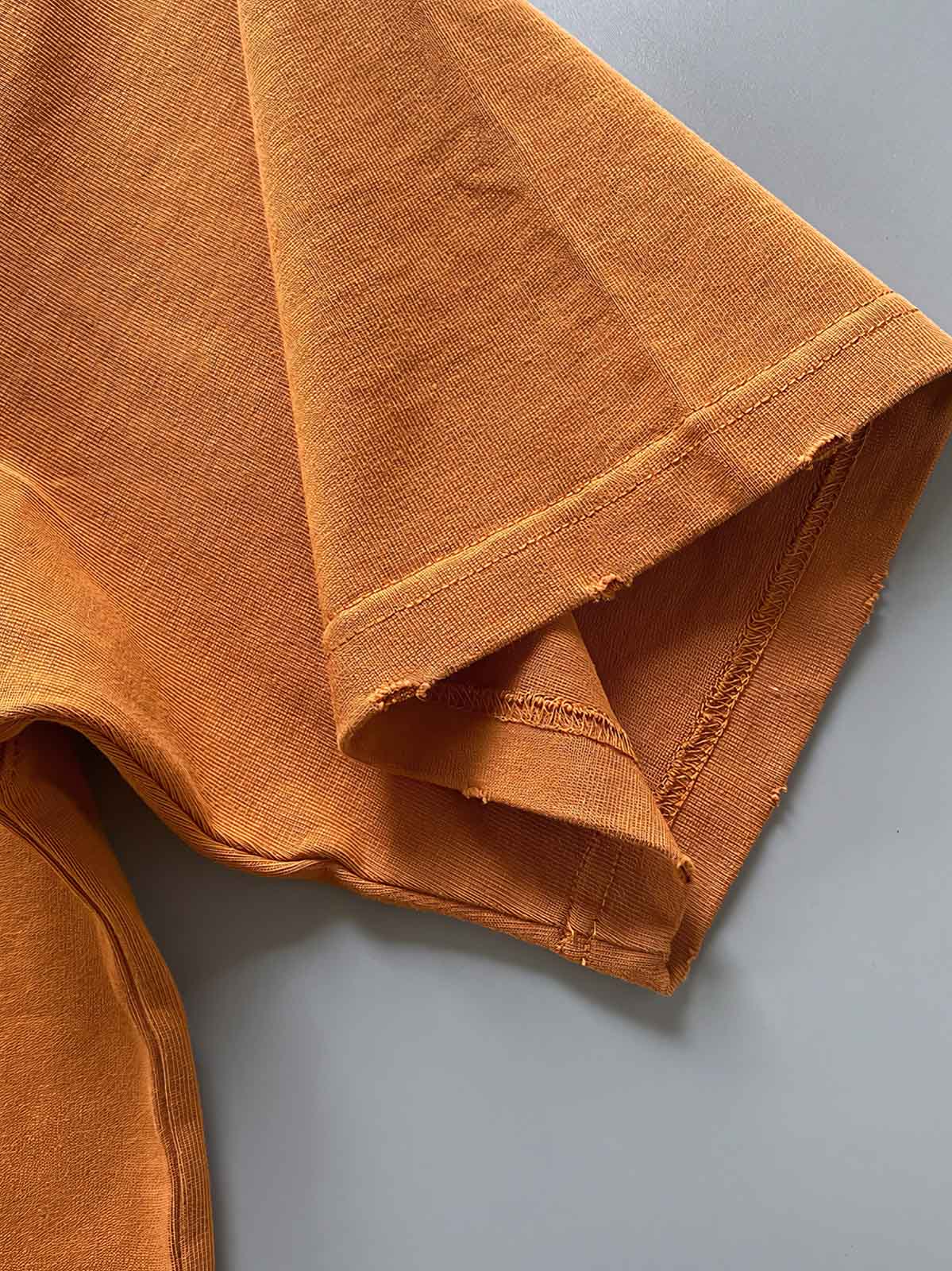 製品画像: 320gのヘビーウェイトコットンウォッシュポケット付きショートスリーブTシャツの全体像
詳細画像: 胸元のポケットとウォッシュ加工によるディテールを強調したショット