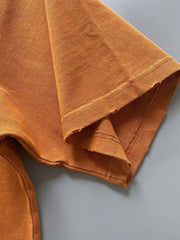 製品画像: 320gのヘビーウェイトコットンウォッシュポケット付きショートスリーブTシャツの全体像
詳細画像: 胸元のポケットとウォッシュ加工によるディテールを強調したショット