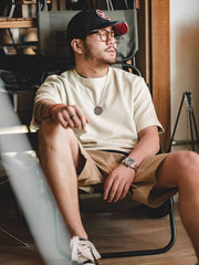 モデルがベージュのワッフル織りニットTシャツを着用。デニムパンツと合わせたカジュアルなスタイリング。