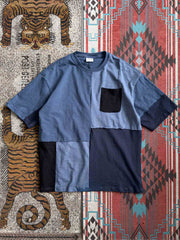 異なる青色系の竹節棉を使用した撞色拼接半袖Tシャツ。ゆったりとしたシルエットと柔らかい竹節棉生地が快適な着心地を提供し、クルーネックデザインがカジュアルなスタイルを強調します。