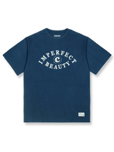 ディスカバリーの目」テーマの純綿Tシャツ全景を展示、そのクラシックな魅力とディテールが強調されています。