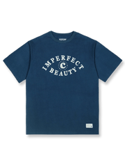 ディスカバリーの目」テーマの純綿Tシャツ全景を展示、そのクラシックな魅力とディテールが強調されています。