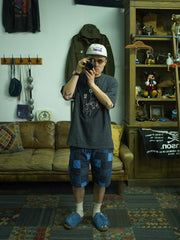 モデルがヴィンテージ風のクロスネックポケットTシャツを着用している展示図