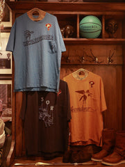 Tシャツの胸ポケットとインディアンチーフプリントのディテール