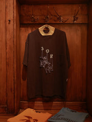 Tシャツの胸ポケットとインディアンチーフプリントのディテール