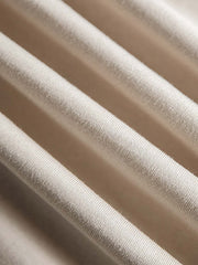 アメリカンスタイルのトリプルステッチポケット付きコットンTシャツのトリプルステッチと前面ポケットの詳細クローズアップ。高品質の密紡綿素材が使用され、ピリングに強く、耐久性が向上しています。