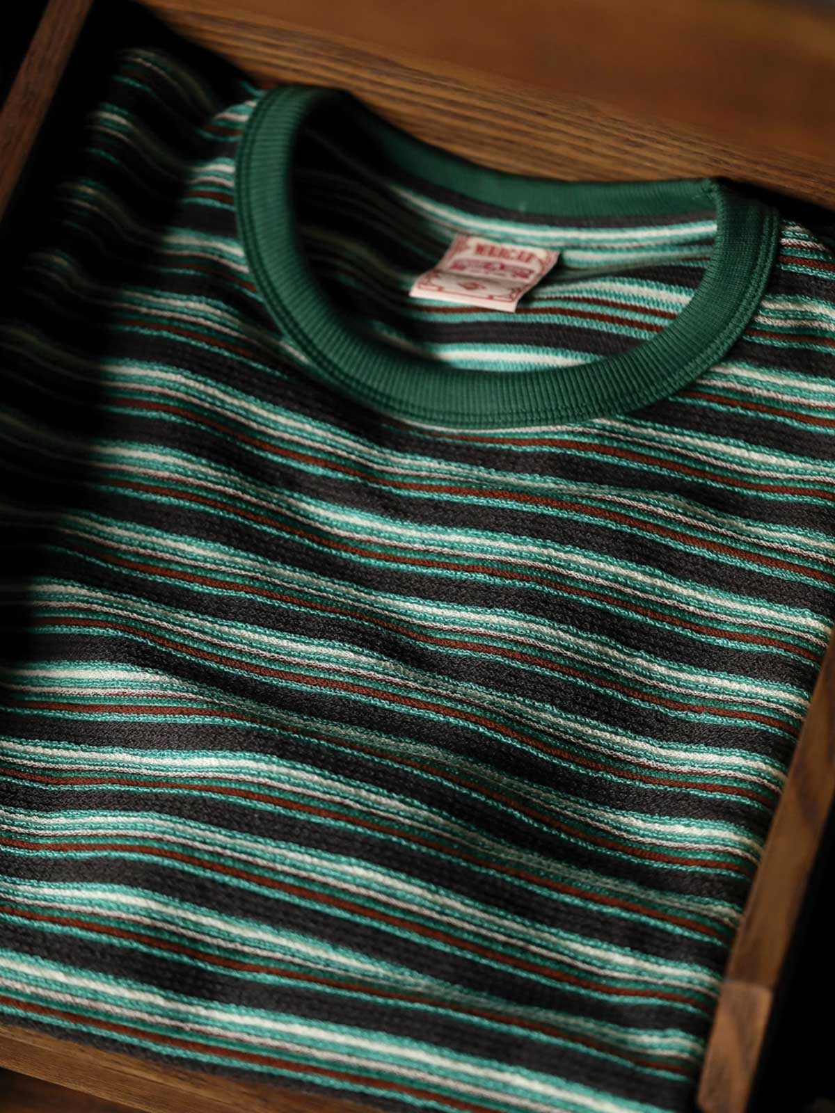 エメラルドグリーンストライプショートスリーブTシャツのポケットとリブのディテールクローズアップ