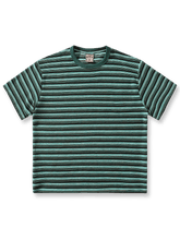 エメラルドグリーン色織りストライプのリラックスフィット日本スタイルショートスリーブTシャツの全体像