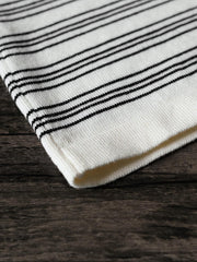 Tシャツのストライプディテールとコーマ綿素材のクローズアップ